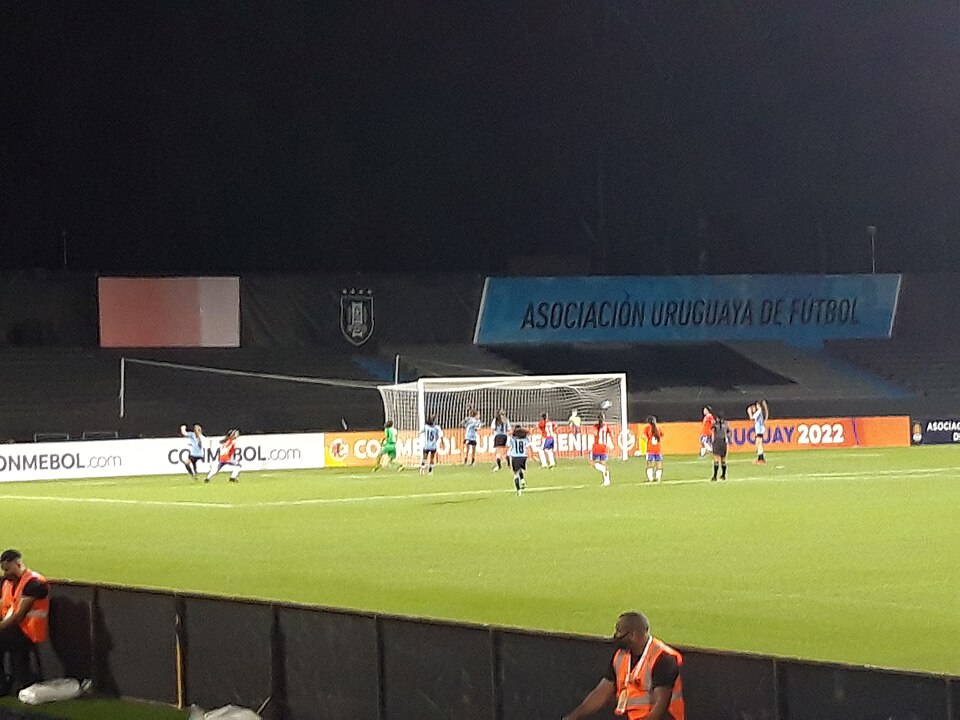 Jugador preparado para ejecutar un saque de esquina ante un estadio repleto