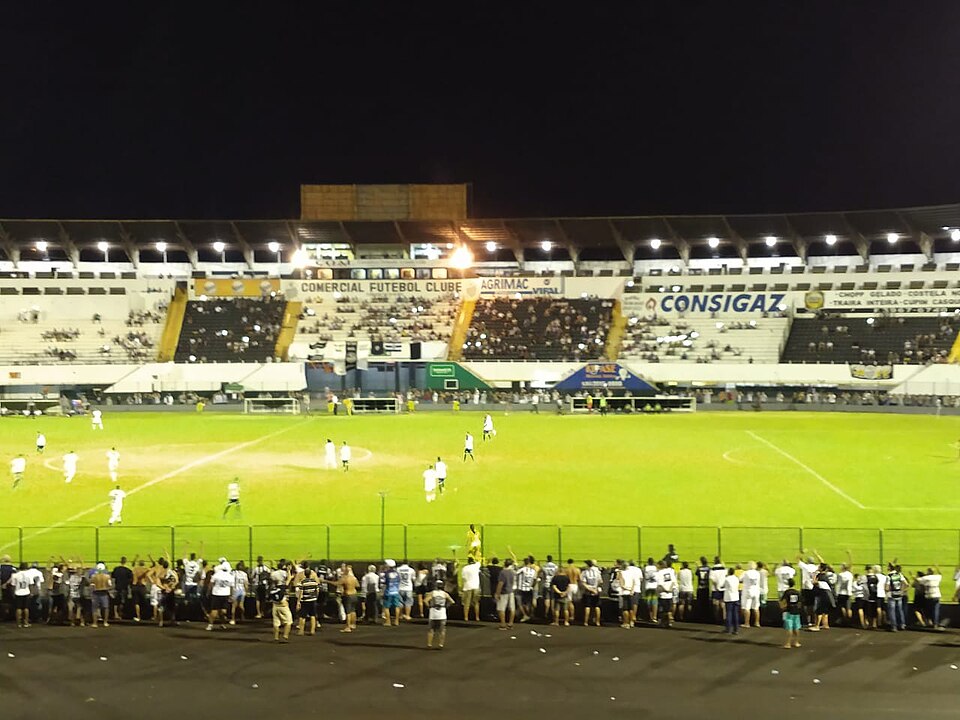 Estadio iluminado en la noche de la Serie A brasileña